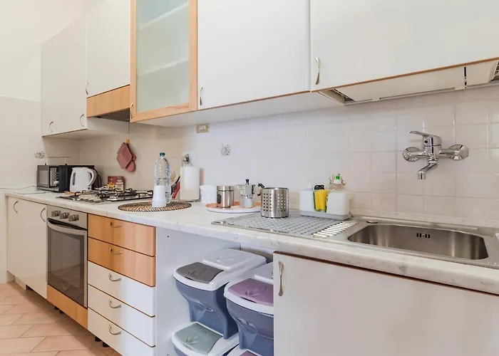 Guesthost - Porto Mirabello & Station Comfy X5! Apartment