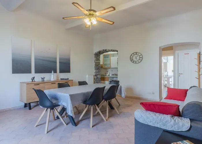 Apartment Guesthost - Porto Mirabello & Station Comfy X5! La Spezia