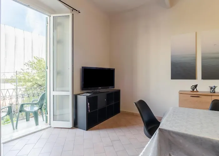 Guesthost - Porto Mirabello & Station Comfy X5! *