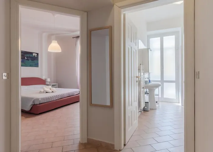 Apartment Guesthost - Porto Mirabello & Station Comfy X5!